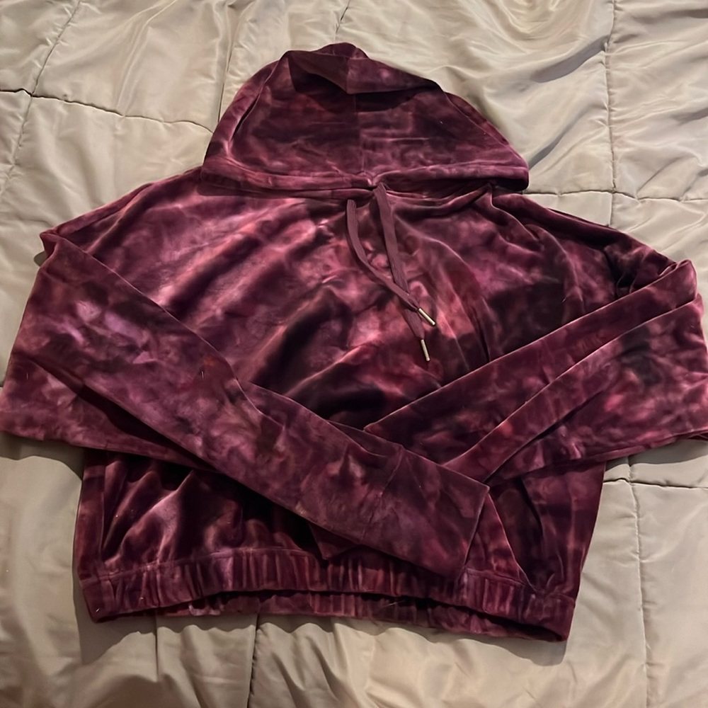 Super comfortable and soft cinched hoodie with thumb sleeves